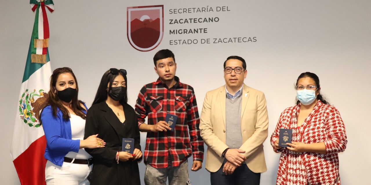 Entrega Gobierno de la transformación pasaporte americano a hijos de zacatecanos
