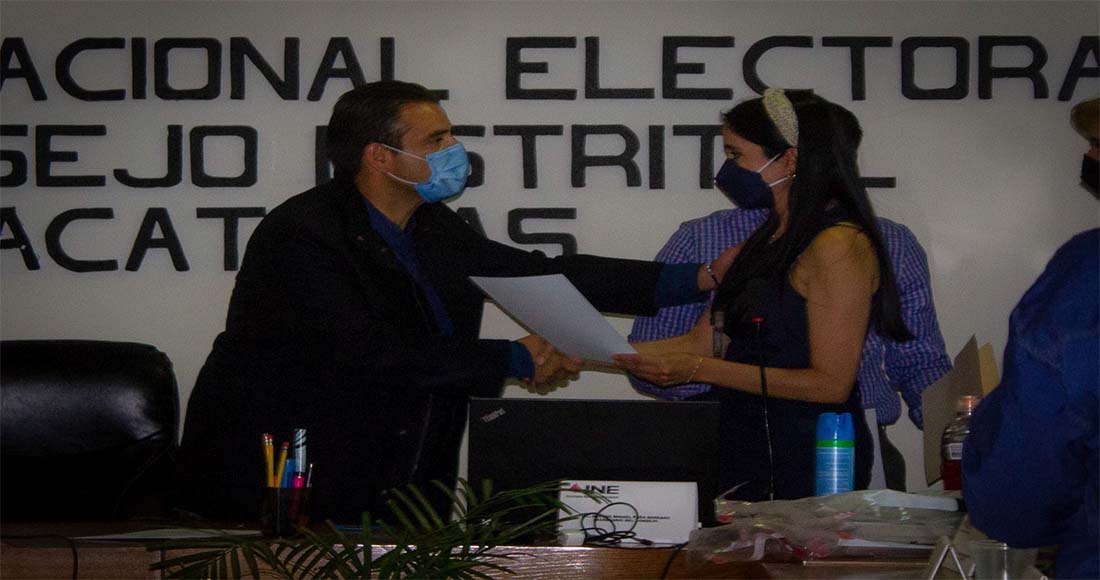 Recibe Miguel Varela Constancia que lo Acredita Oficialmente como Diputado Federal Electo